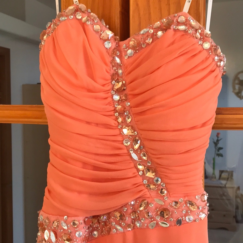 🧡💖 strapless salmon colored ball gown 🧡💖